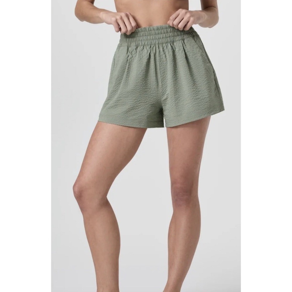 Vuori Womens Villa Textured Short Size Large Wheatgrass Sage Neutral Athletic 3"